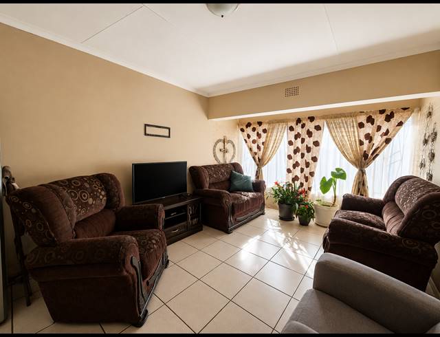 2 BEDROOM APARTMENT FOR SALE IN THREE RIVERS